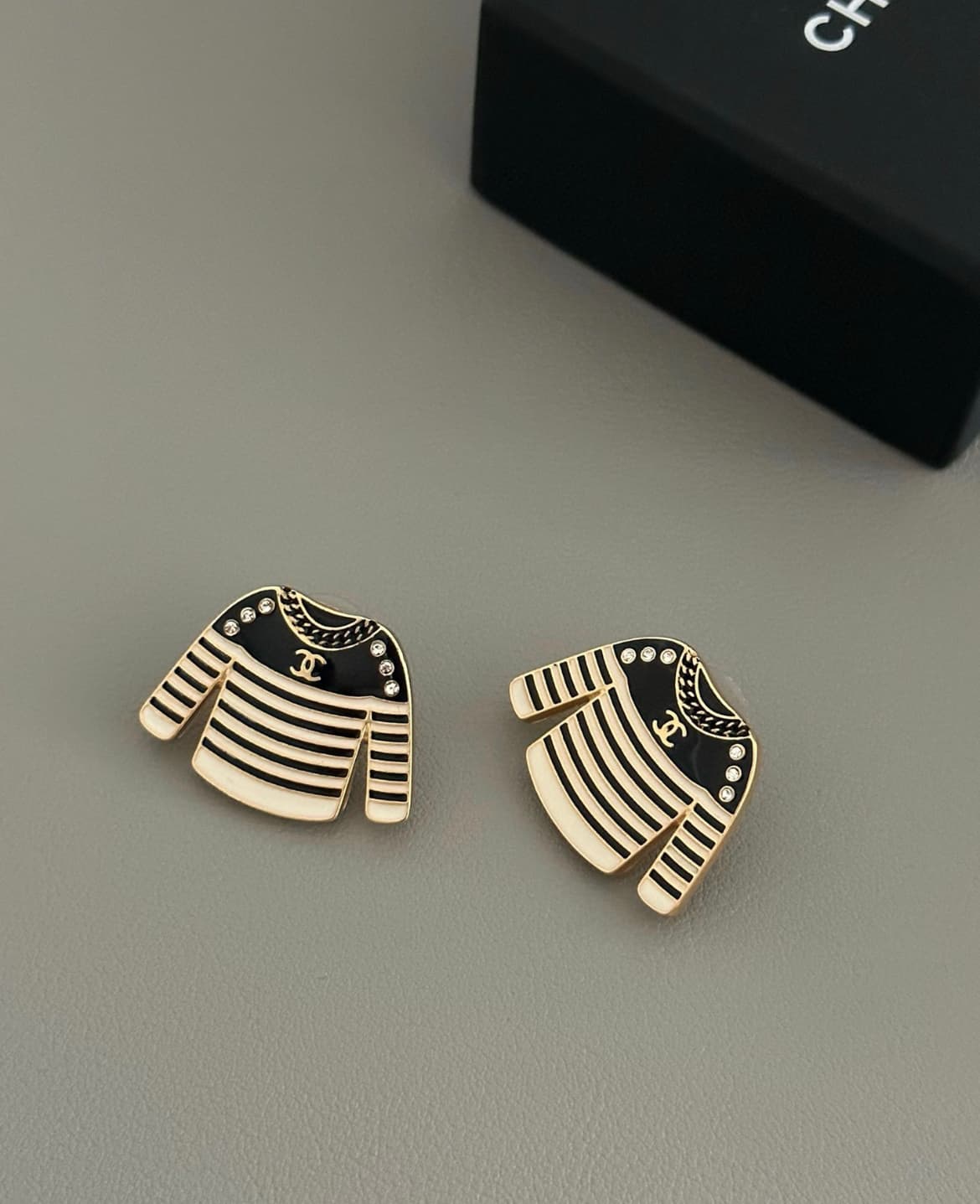 Broche/boucles d'oreilles Chanel en acrylique rayé, inspirée d'un t-shirt. Bijou