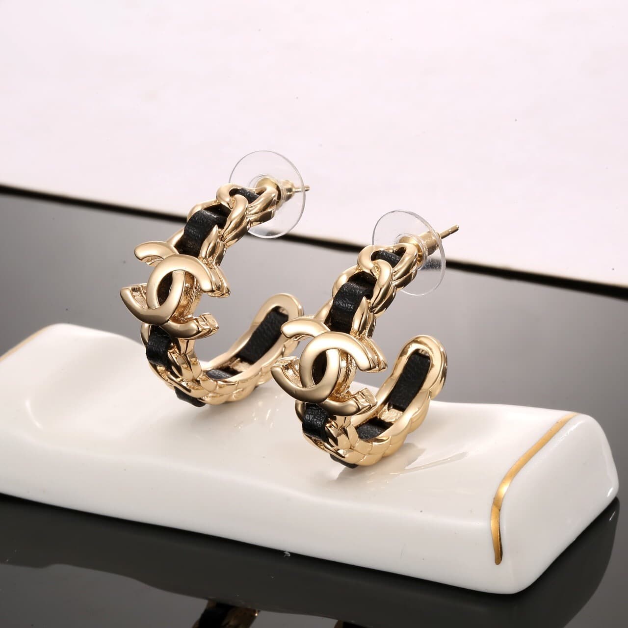 Boucles d'oreilles Chanel classiques en cuir noir