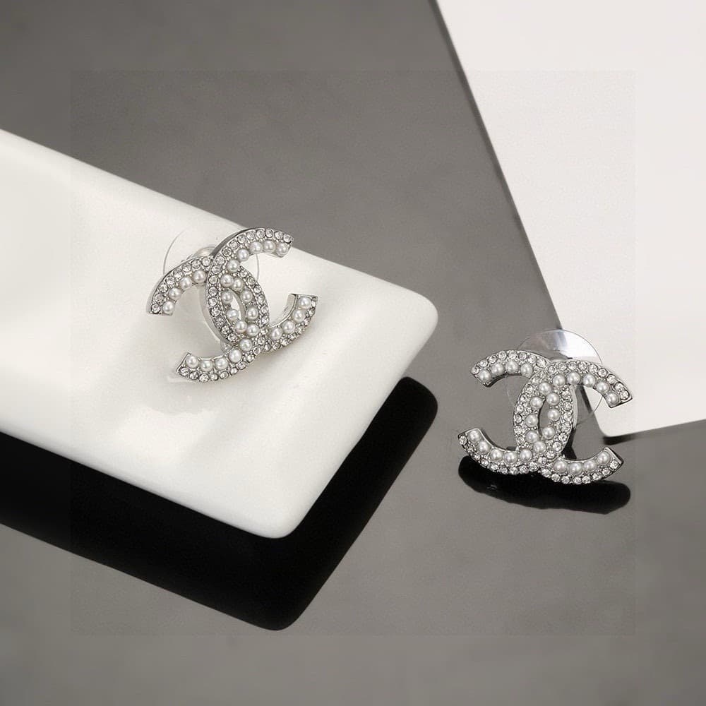 Boucles d'oreilles classiques en perles Chanel