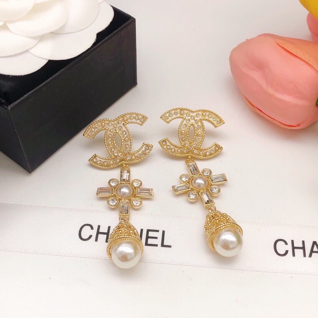 Boucles d'oreilles Chanel à pampilles en diamants et perles