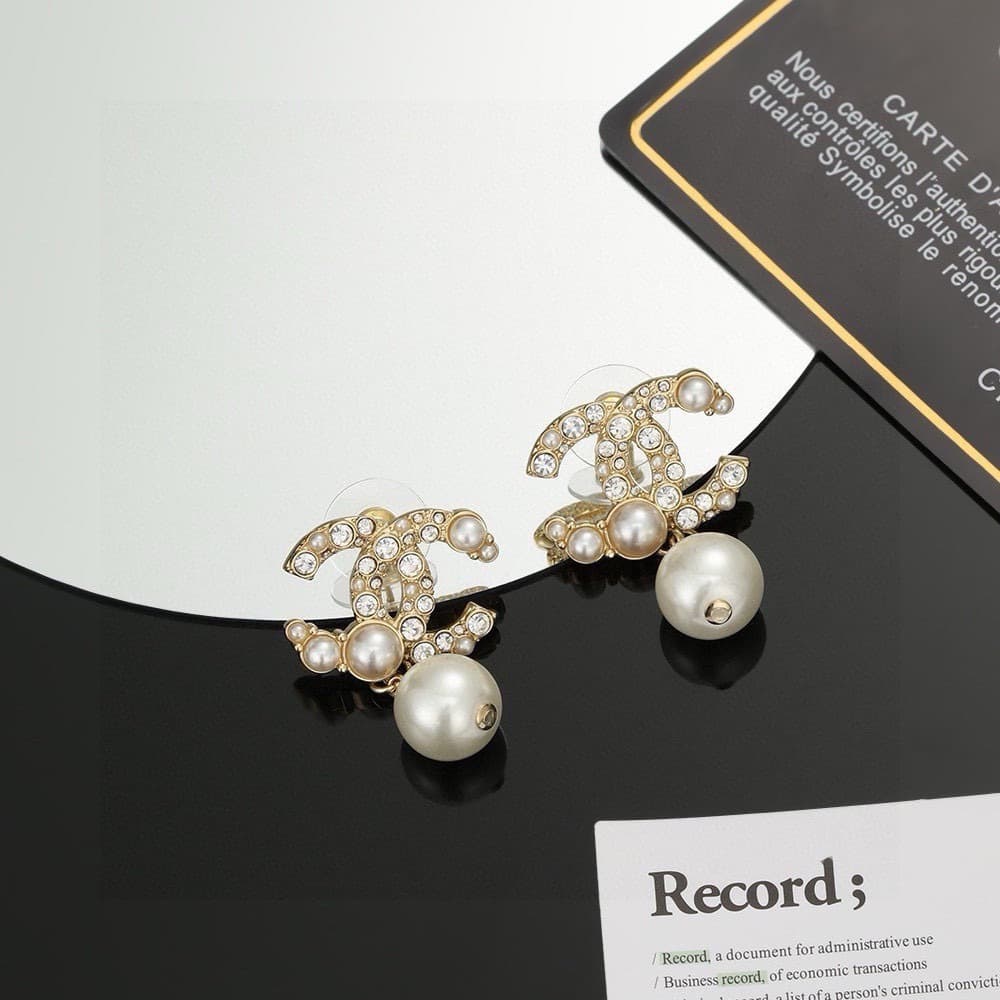 Boucles d'oreilles pendantes Chanel en diamant et perle