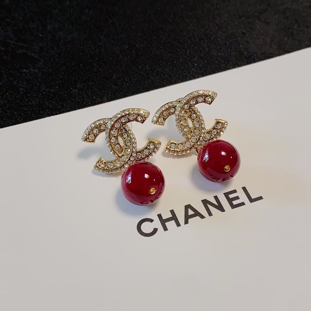 Boucles d'oreilles pendantes Chanel en diamant et perle rouge