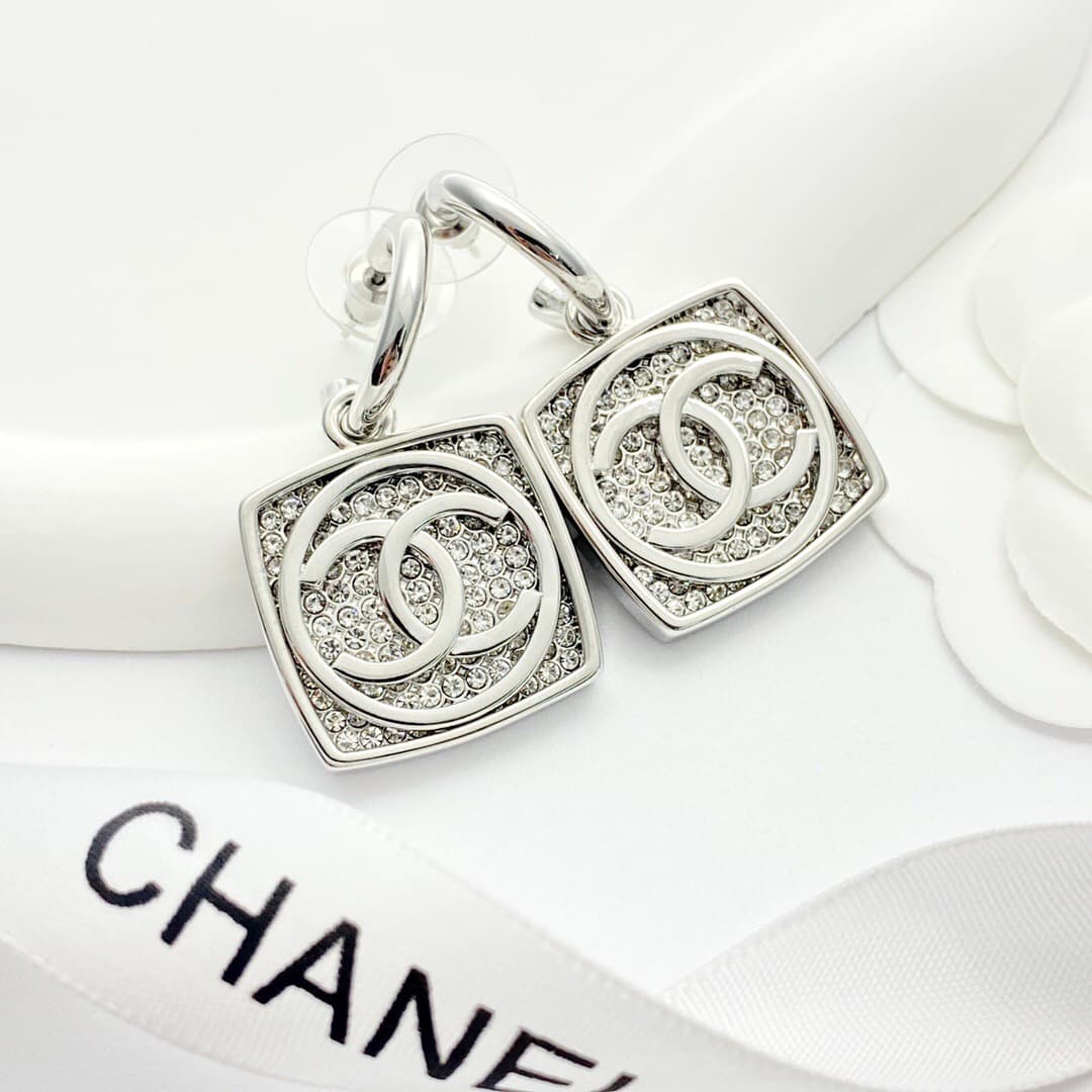Boucles d'oreilles Chanel en argent et diamants, crochet carré