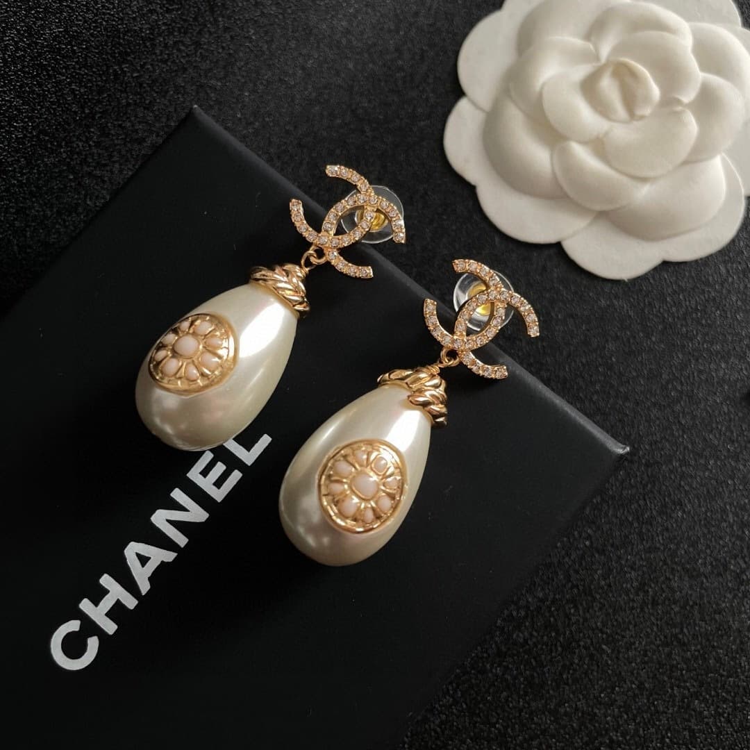 Boucles d'oreilles Chanel double C en diamant et perle