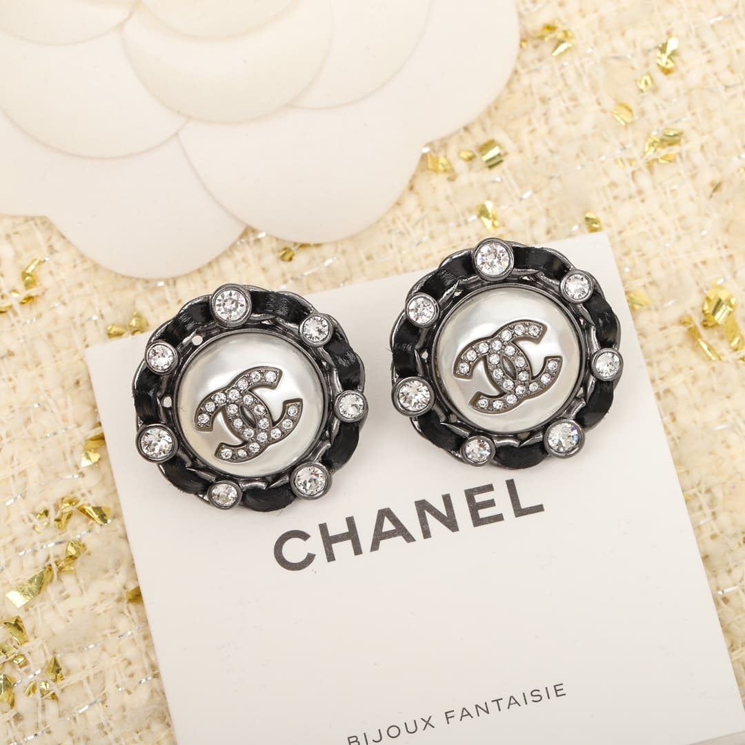 Boucles d'oreilles Chanel Double-C entièrement percées