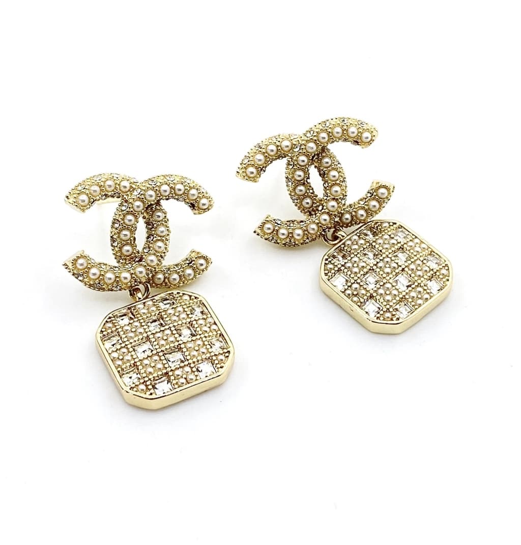 Boucles d'oreilles Chanel à double C et pompon
