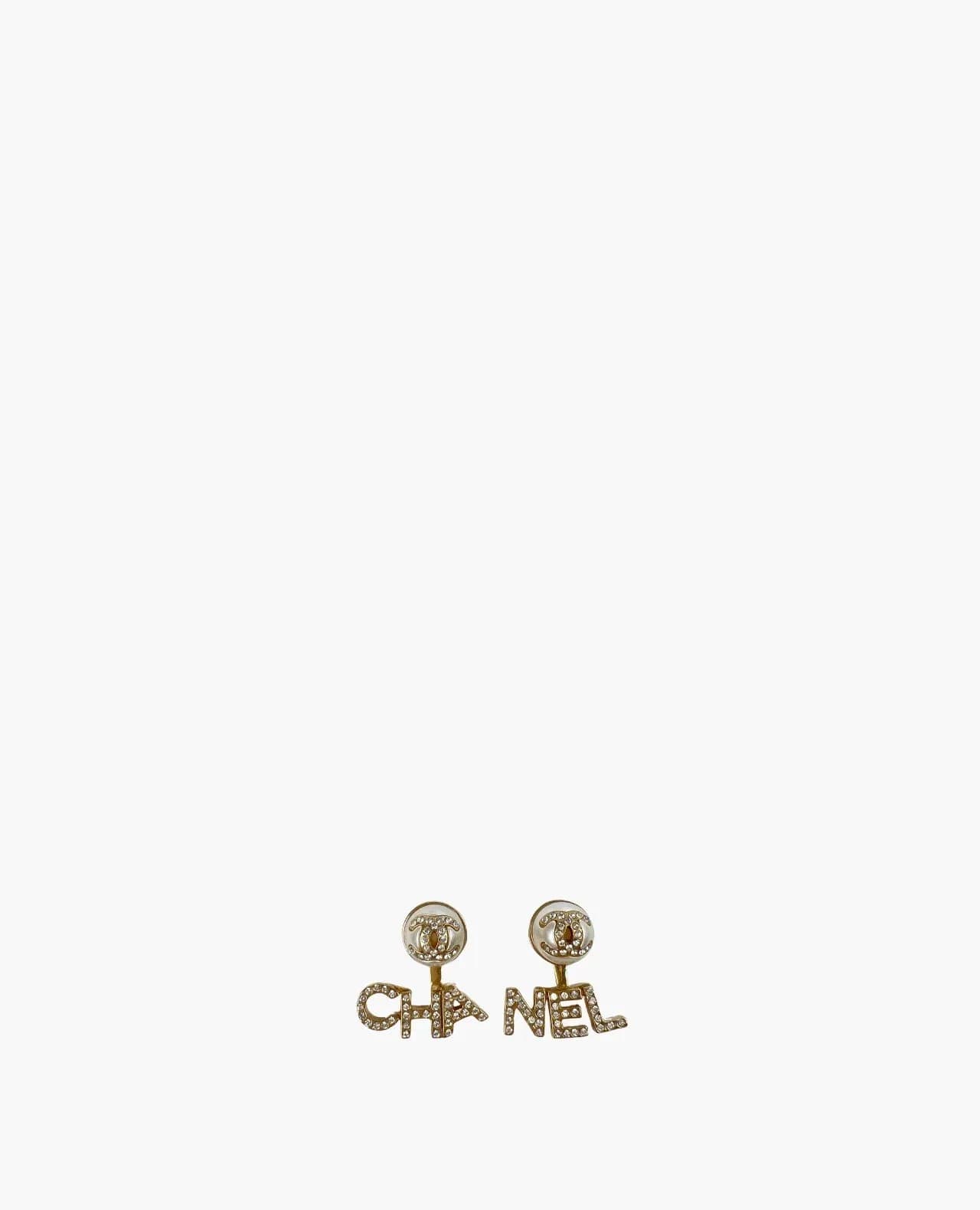 Boucles d'oreilles Chanel en perles et cristaux, logo CHANEL