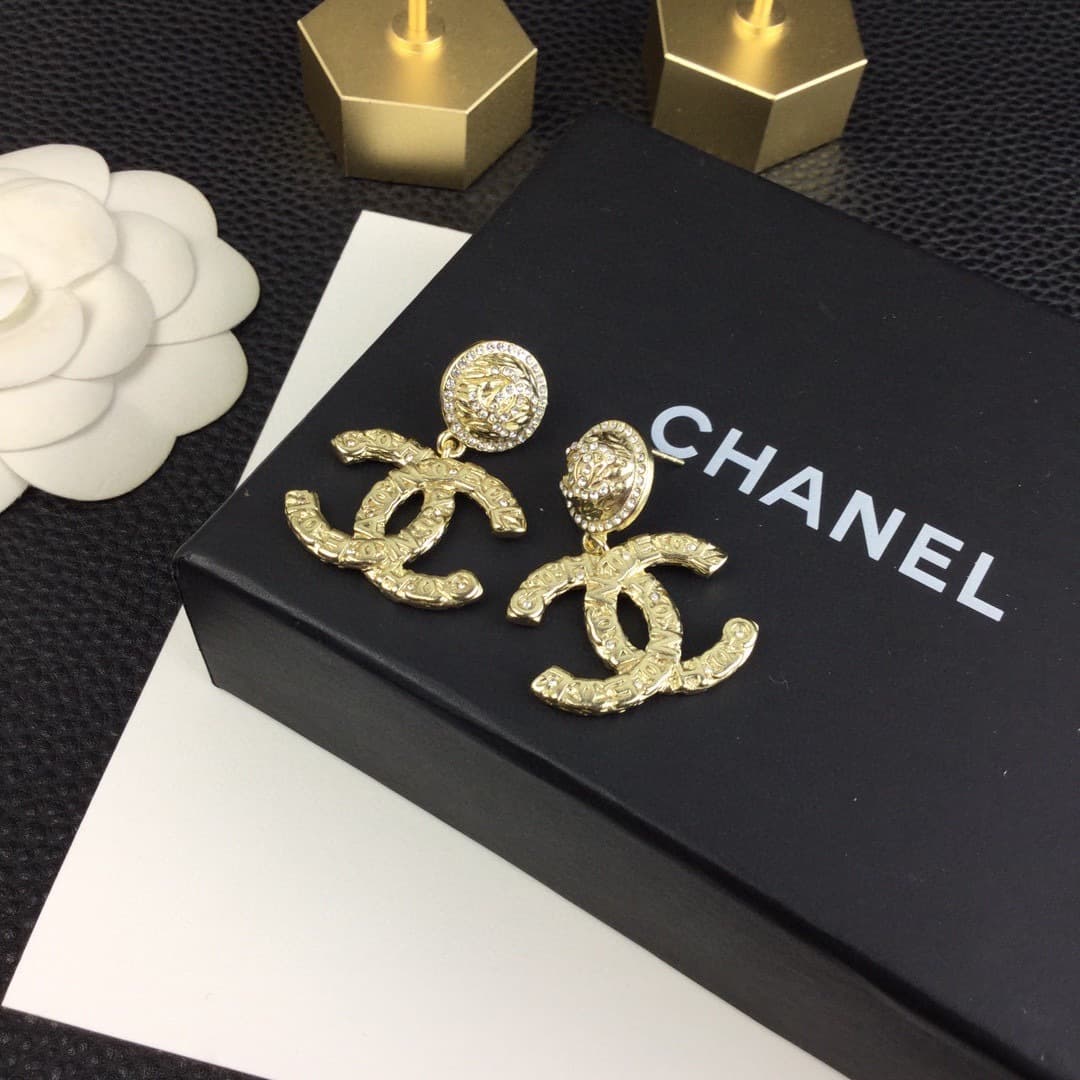 Boucles d'oreilles pendantes Chanel à double C embossé