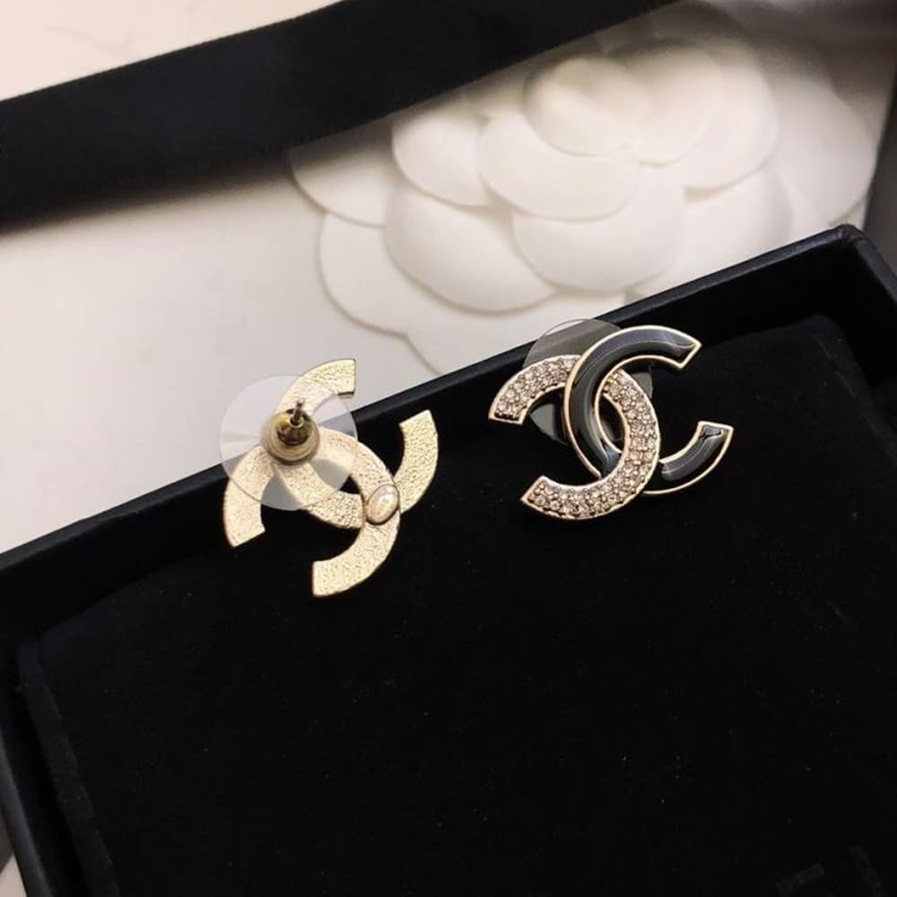 Boucles d'oreilles Chanel en émail et strass double C