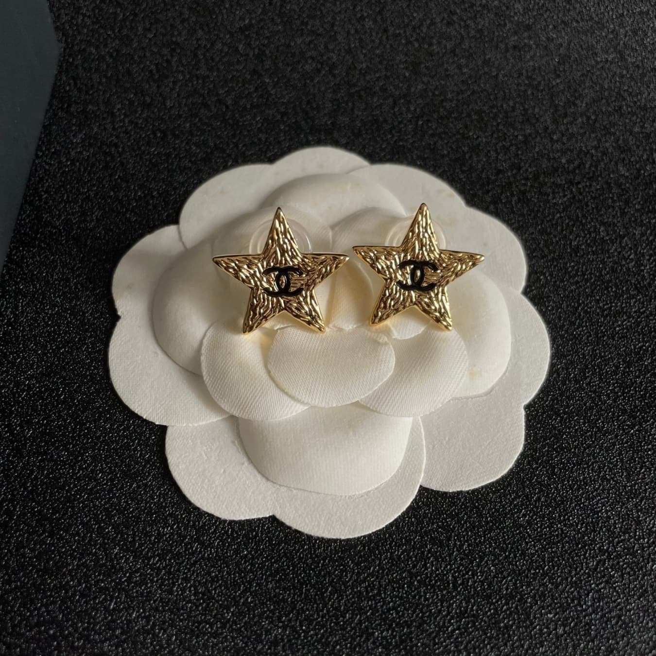 Boucles d'oreilles étoiles Chanel effet lave