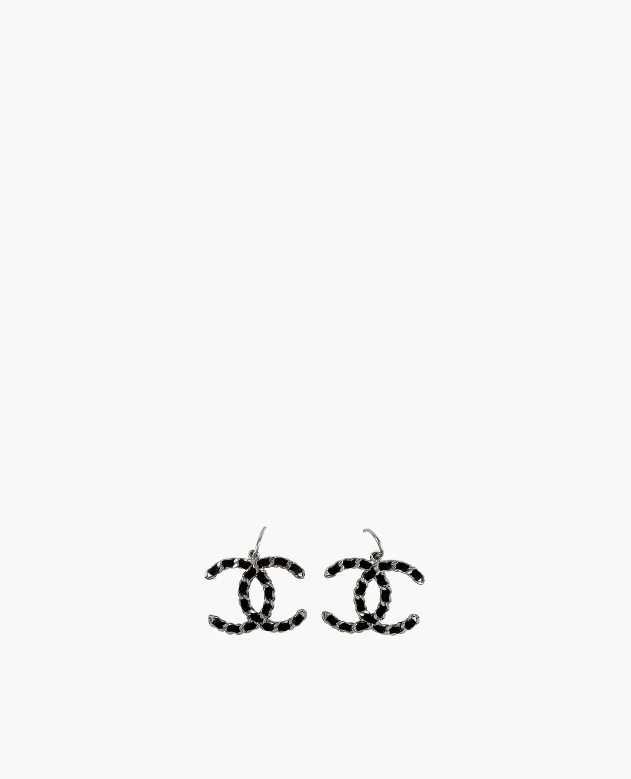Boucles d'oreilles Chanel en cuir avec chaîne CC