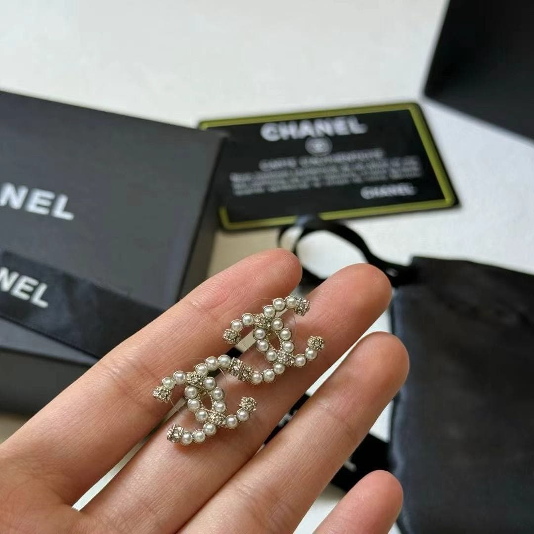 Boucles d'oreilles puces Chanel Mini Perles