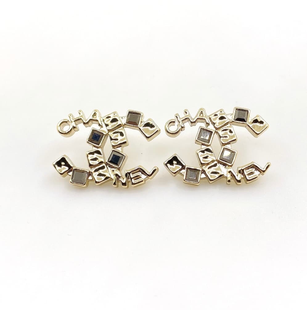 Boucles d'oreilles Chanel neuves carrées en diamant avec lettre CC