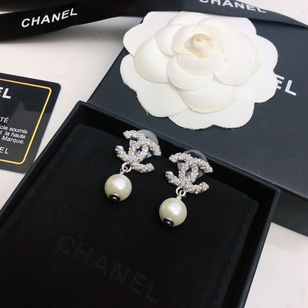 Boucles d'oreilles pendantes en perles Chanel