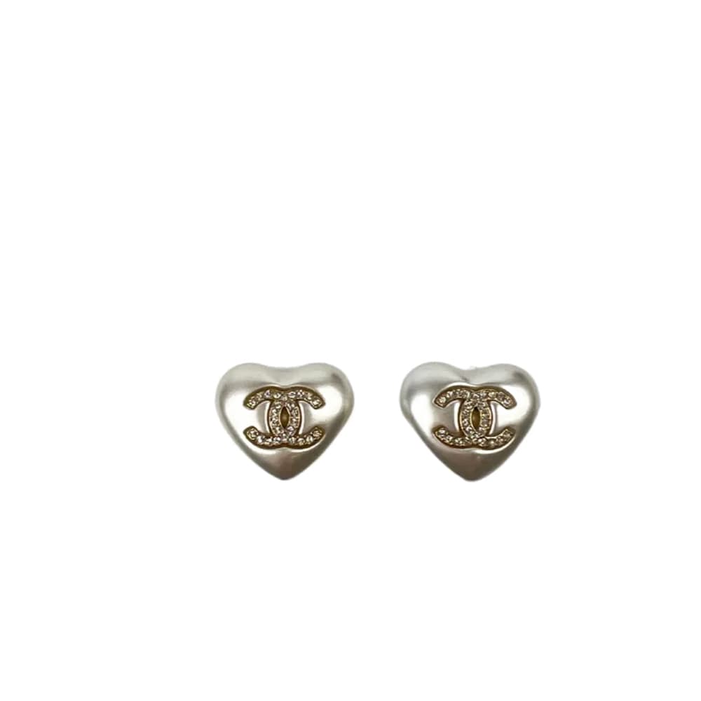 Boucles d'oreilles Chanel en perle en forme de cœur avec cristal CC