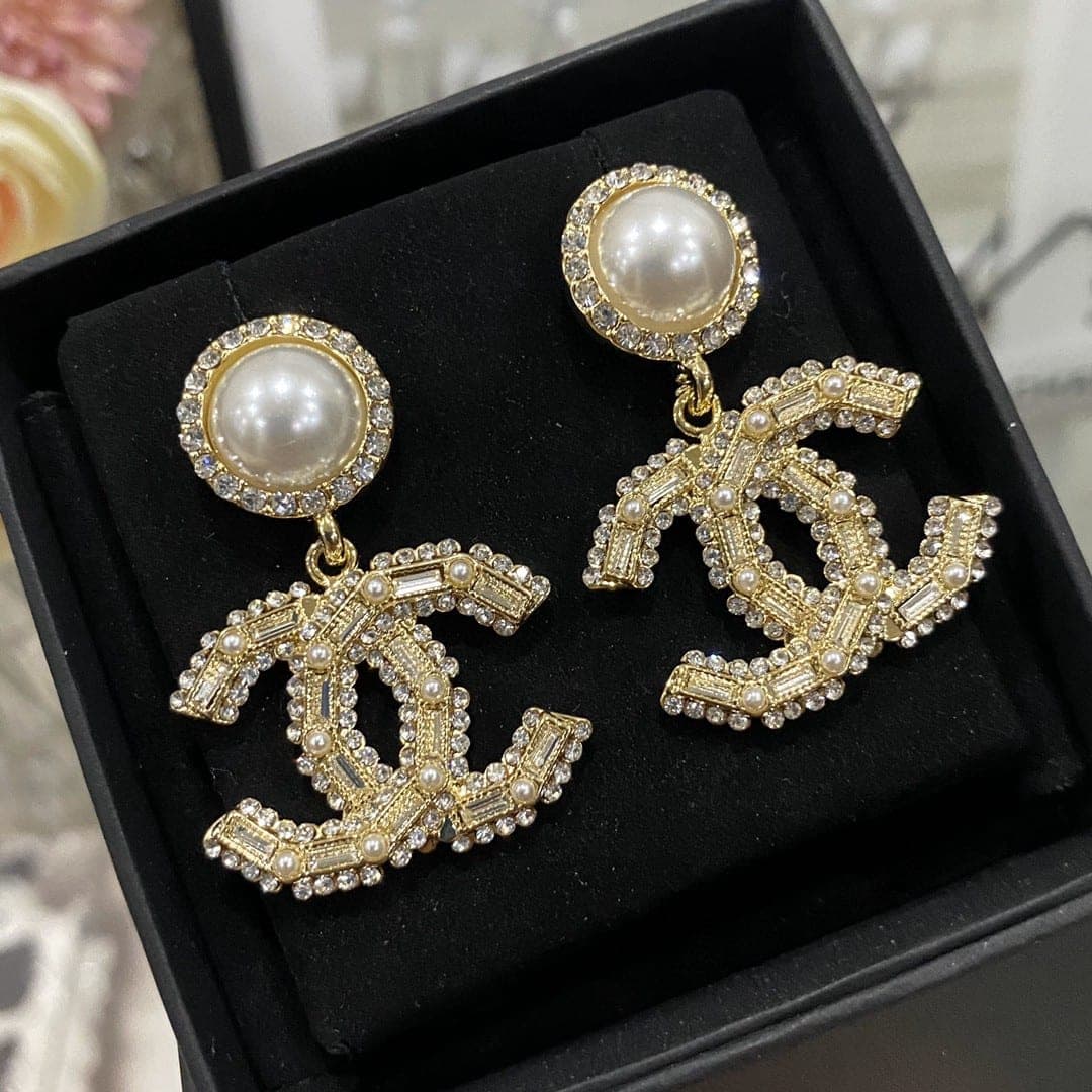 Boucles d'oreilles Chanel en perles et métal
