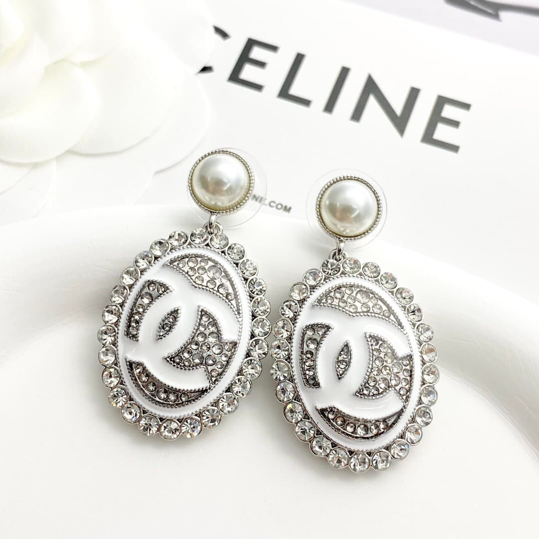 Boucles d'oreilles ovales Chanel avec pendentif perle, argent et diamants