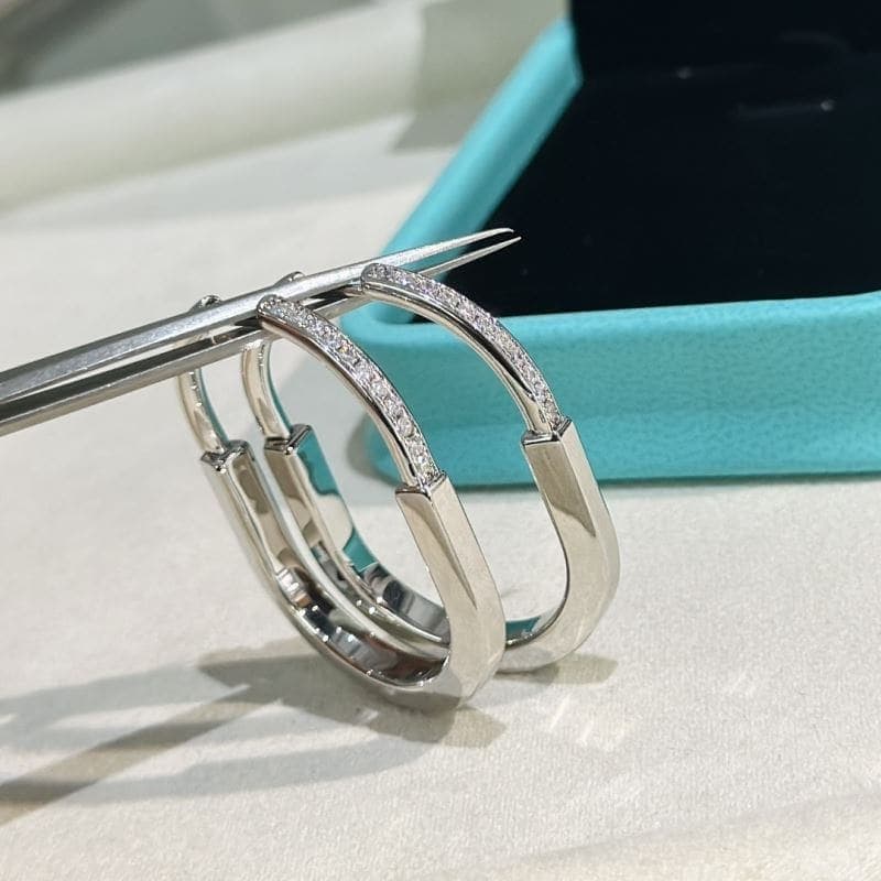 Boucles d'oreilles en diamant en forme de U de Tiffany
