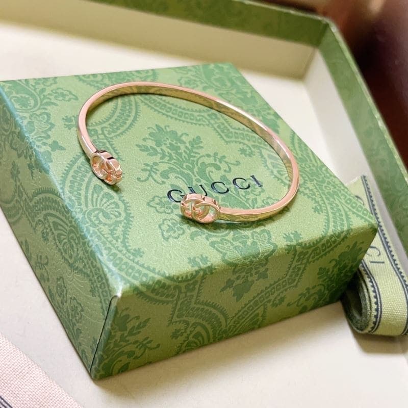 Bracelet Gucci demi-ouvert