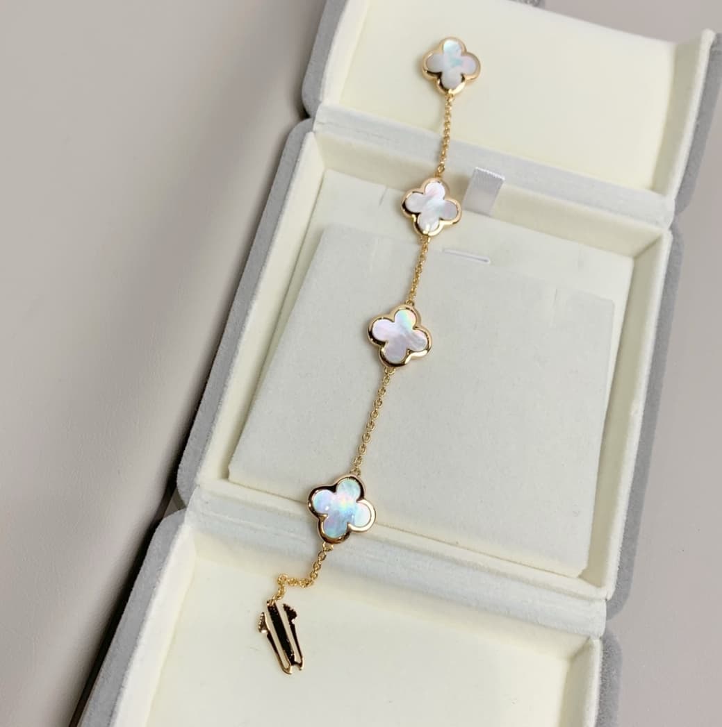 Bracelet Van Cleef & Arpels neuf en nacre blanche à quatre fleurs et or rose