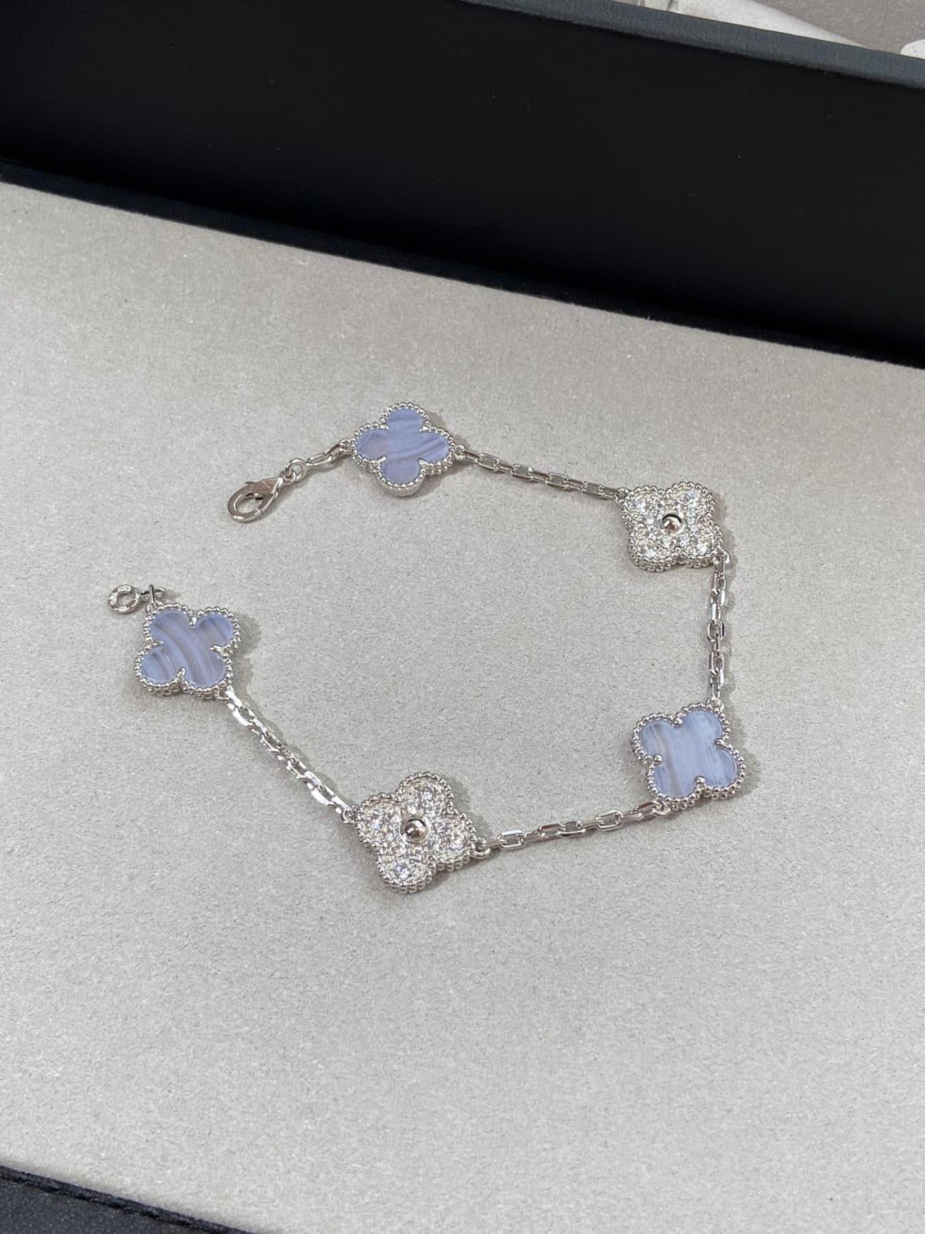 Bracelet en jadéite violette Van Cleef&Arpels — vue 1