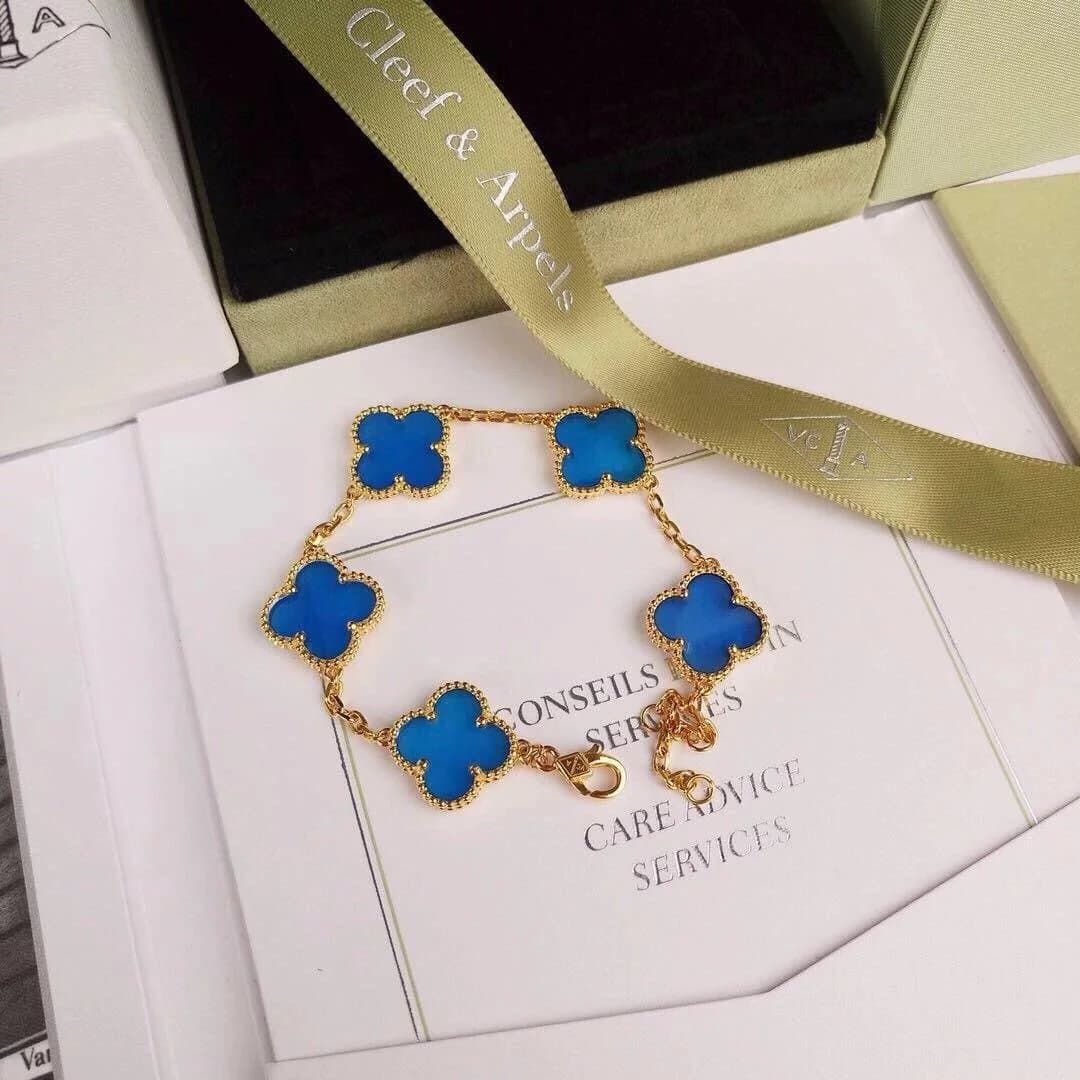 Bracelet Alhambra de Van Cleef & Arpels (VCA) en agate bleue