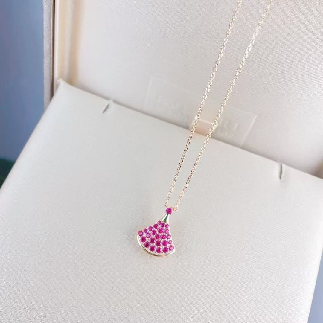 Collier Bulgari en diamant rose et mini-jupe