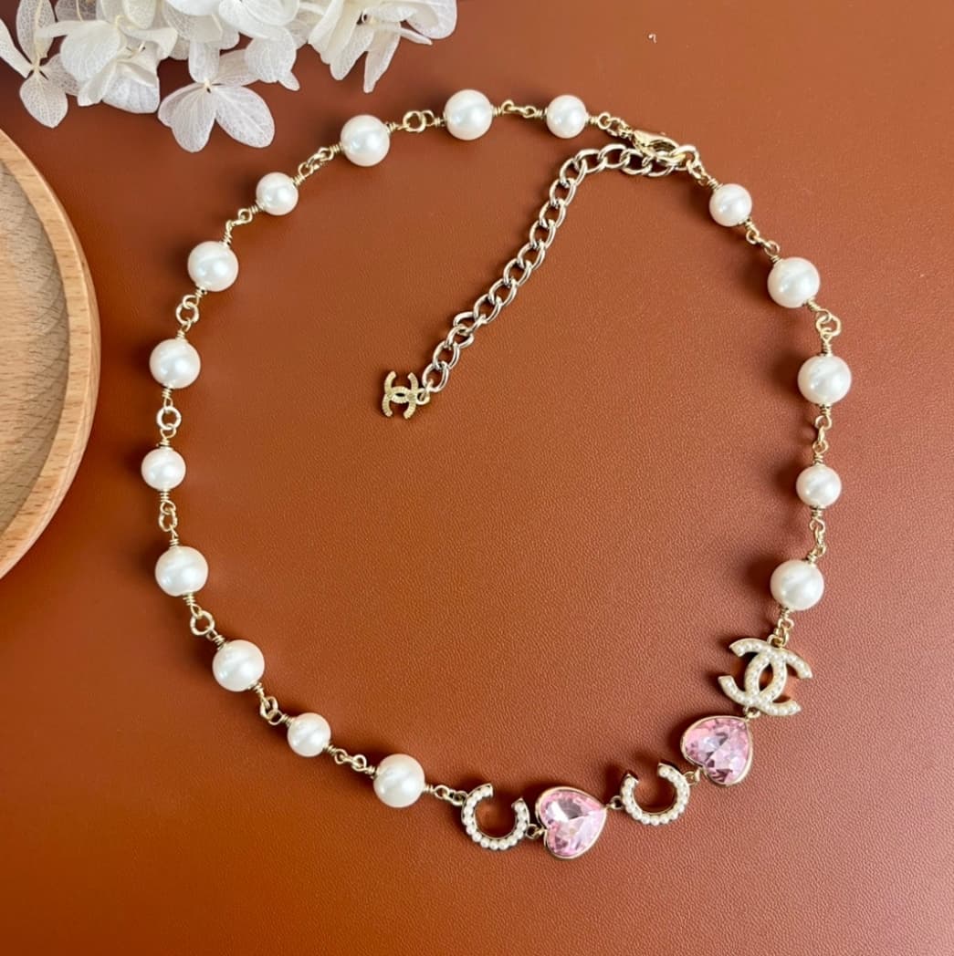 Collier Chanel nouveau rose Coco en forme de cœur et de perle