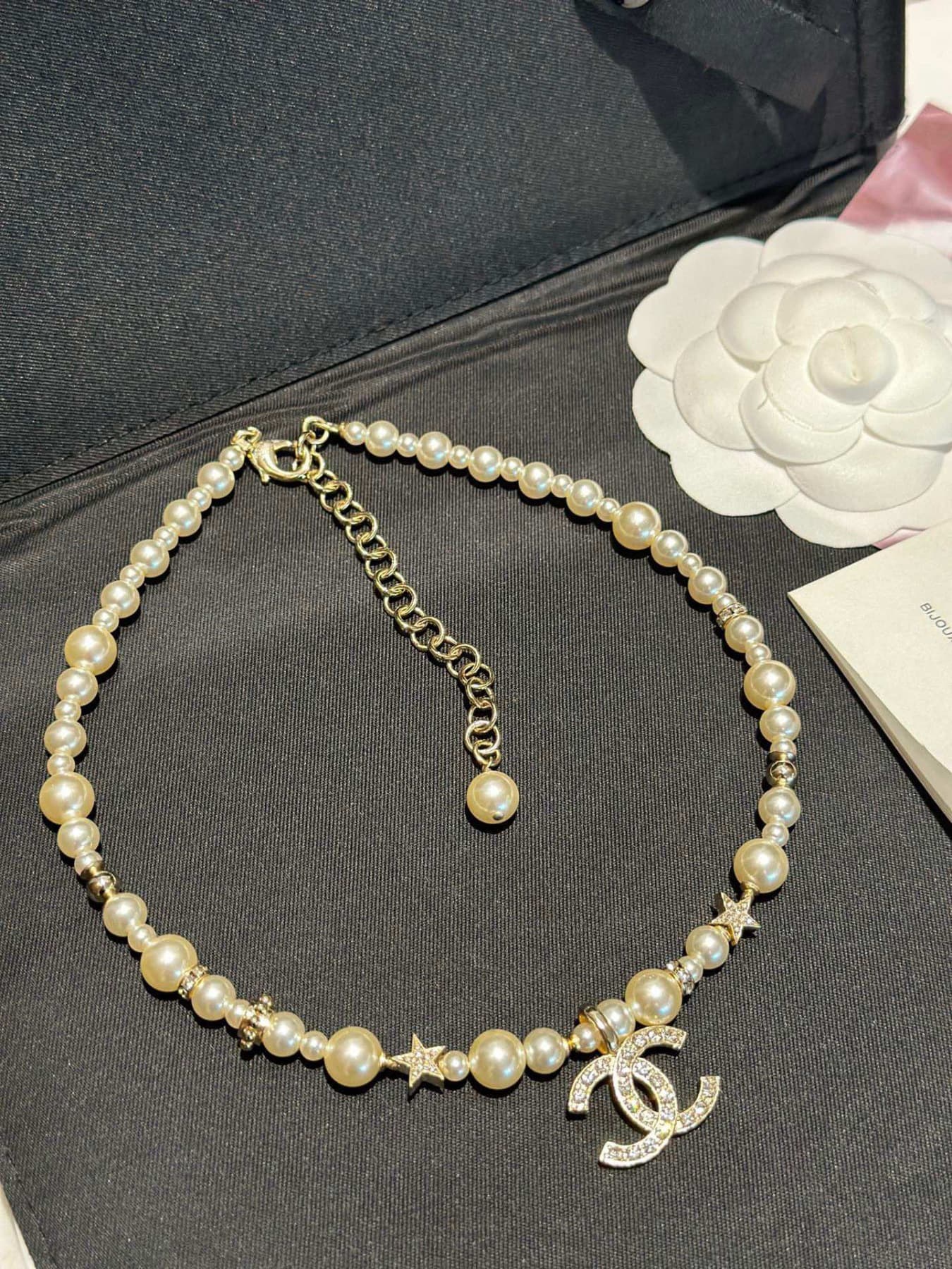 Nouveau collier de perles Chanel en forme d'étoile à cinq branches