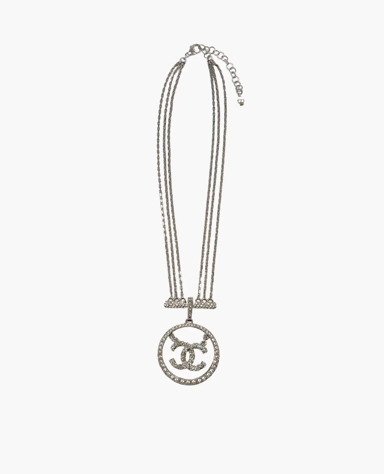 Collier Chanel argenté CC rond avec perles