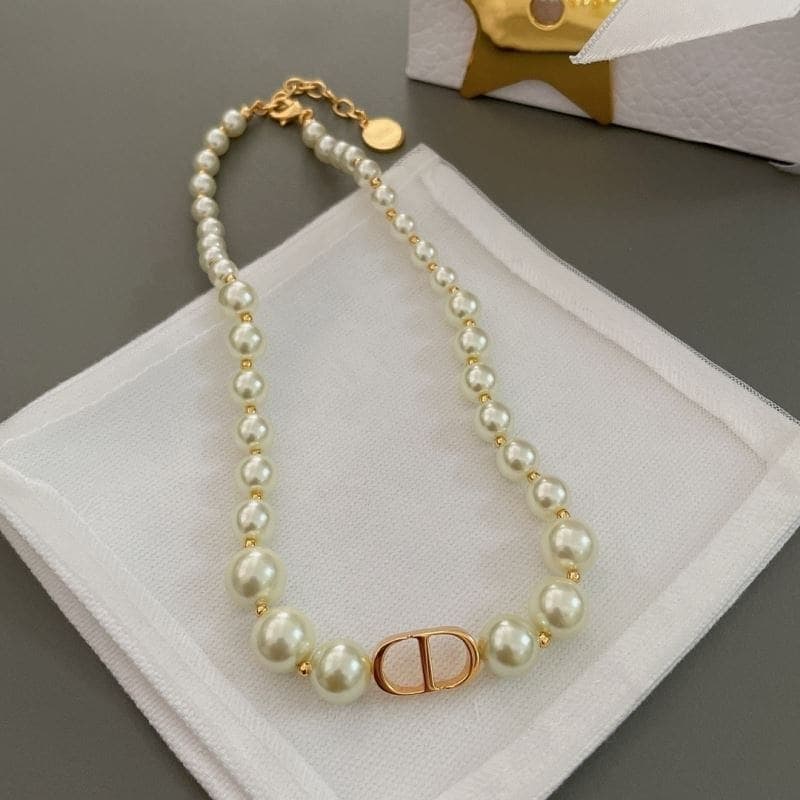 Colliers et bracelets de perles Christian Dior
