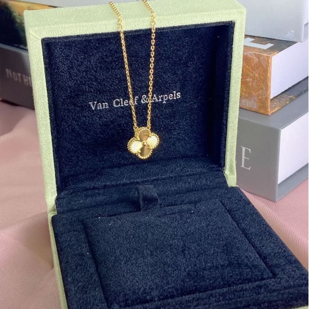 Collier pendentif Van Cleef & Arpels VCA à motif floral