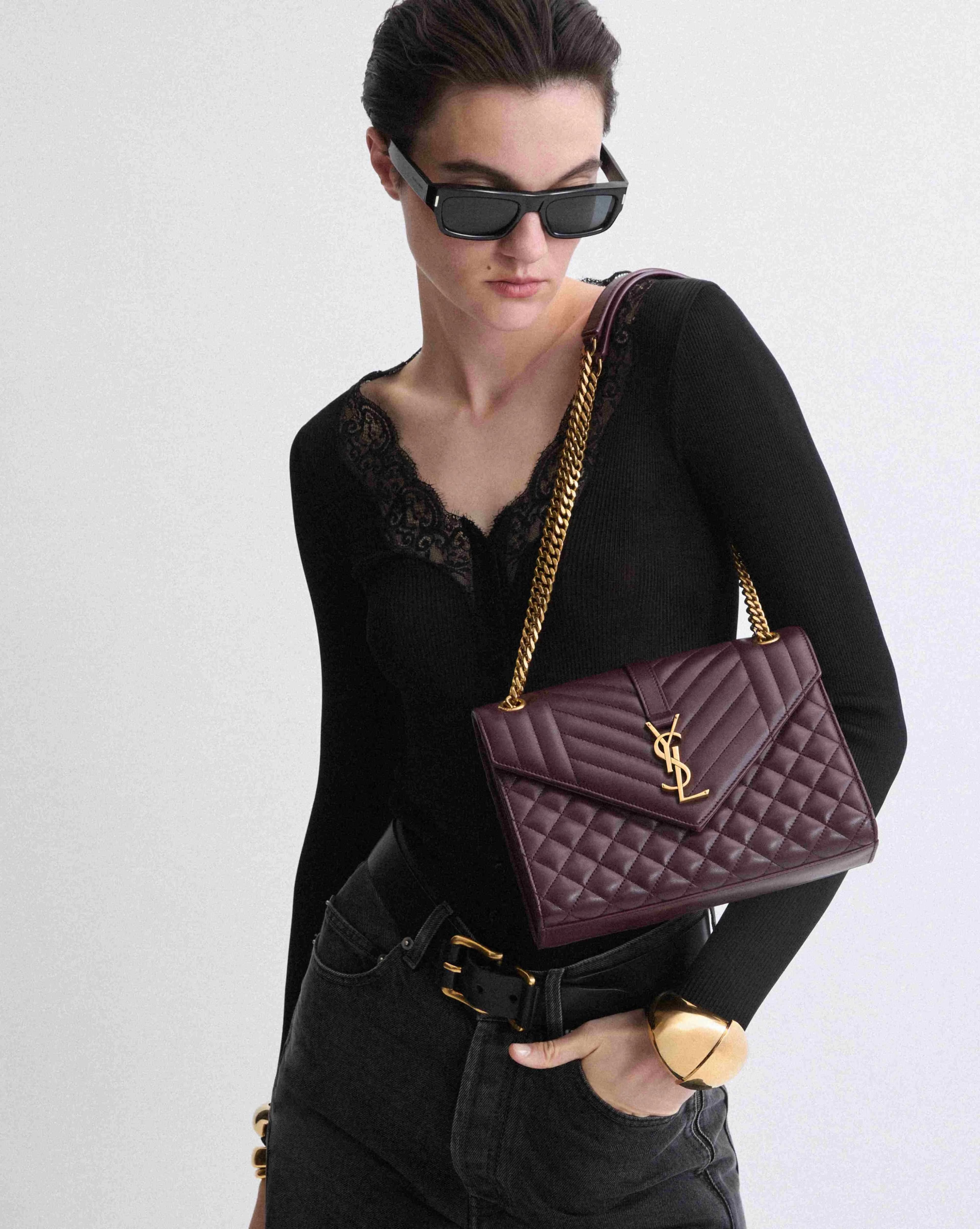 ENVELOPE MEDIUM EN CUIR GRAIN DE POUDRE